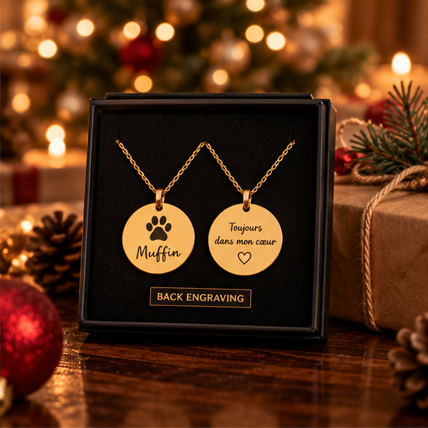 Coffret cadeau avec collier personnalisé, recto et verso gravés, ambiance Noël