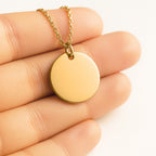 Collier personnalisé PAWLIA finition or — pendentif vierge photographié en gros plan