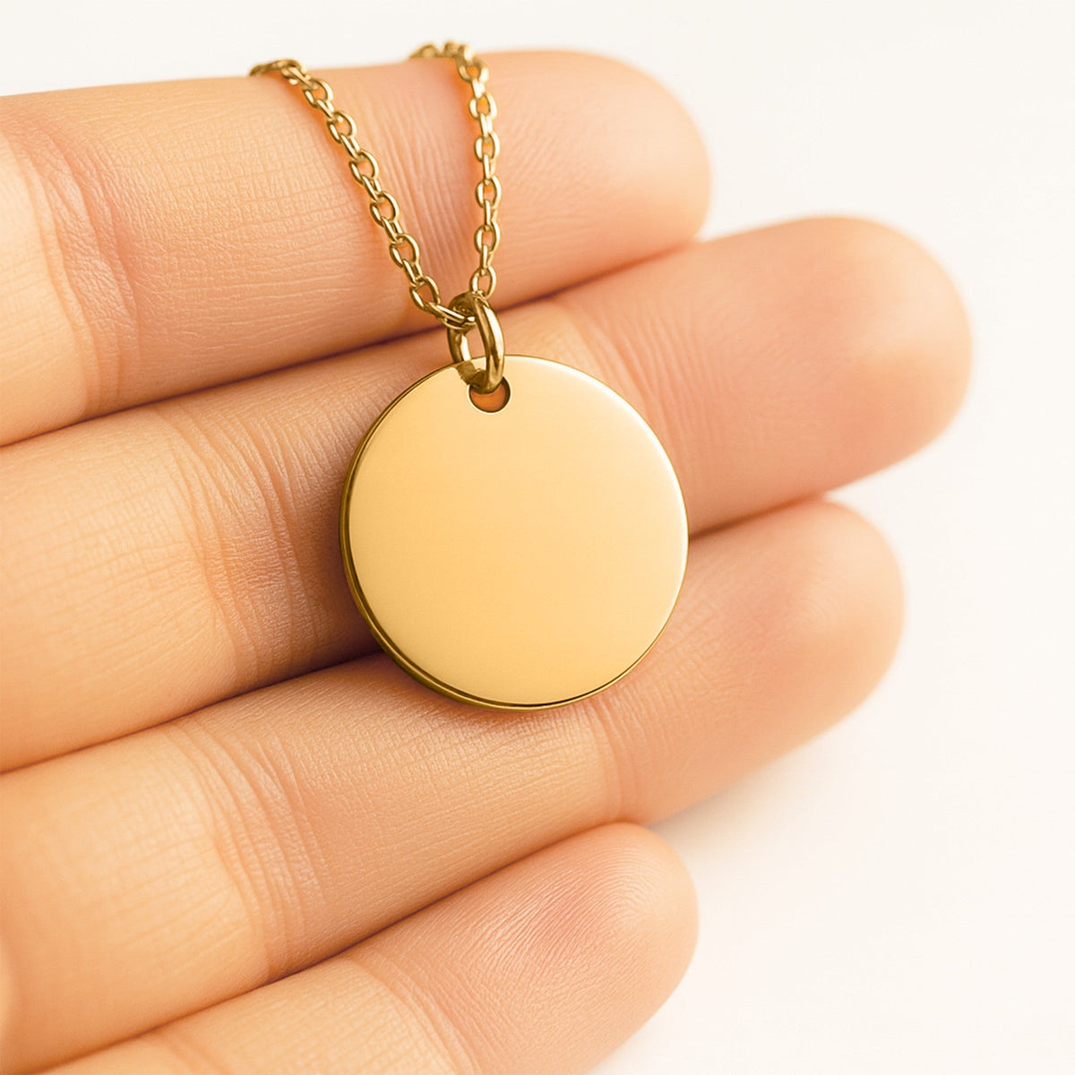 Collier personnalisé PAWLIA finition or — pendentif vierge photographié en gros plan